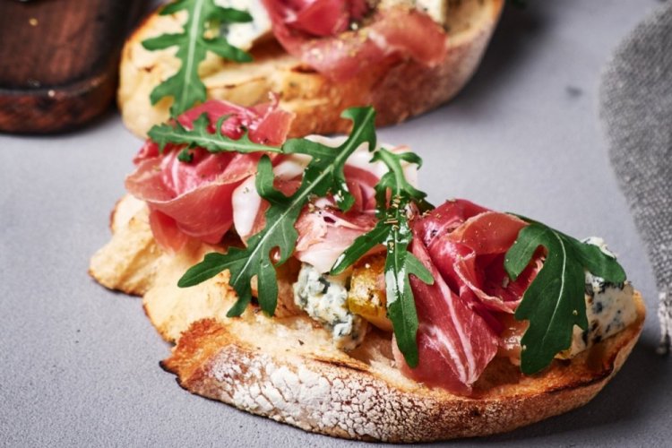 Брускетты с грушей, хамоном и горгонзолой