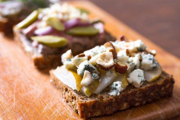 Брускетты с курицей, грушей и сыром