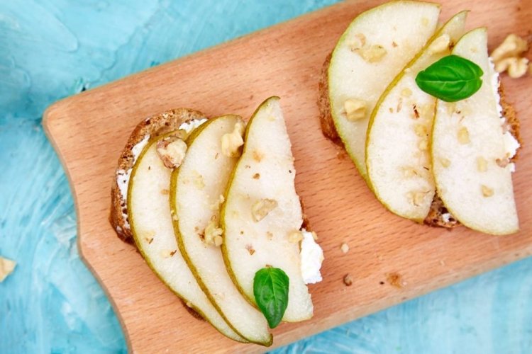 Брускетты с грушей и твердым сыром