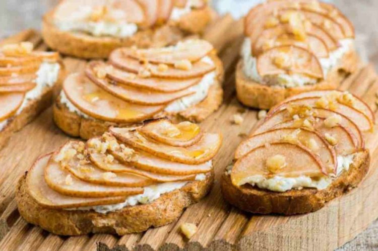 Брускетты с грушей, рикоттой и медом