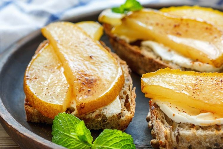 Брускетты с грушей и брынзой