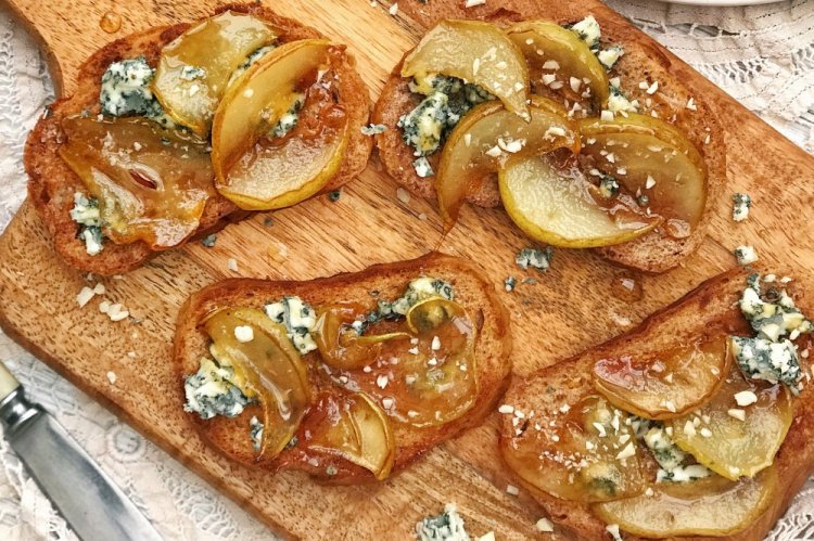 Теплые брускетты с карамелизированной грушей и голубым сыром