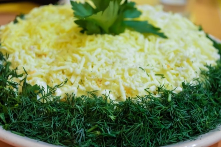 Слоеный салат с ананасом и зеленью