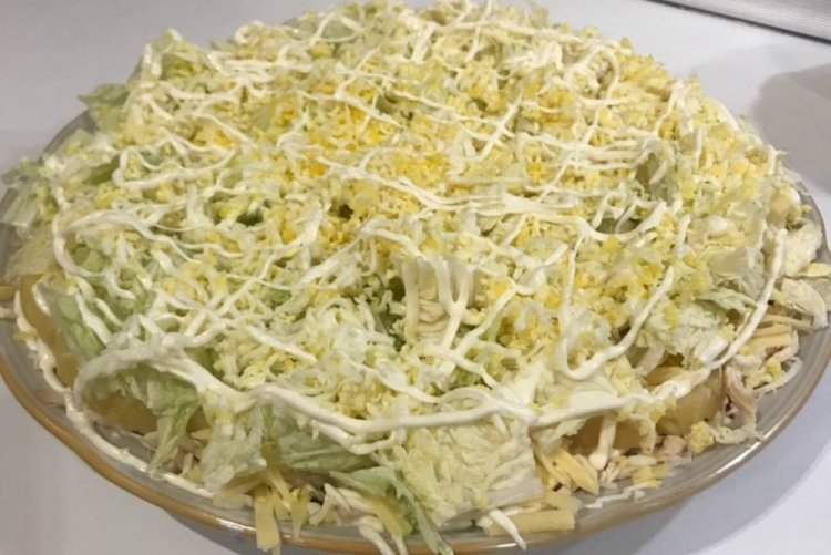 Слоеный салат с ананасом, копченой курицей и пекинской капустой