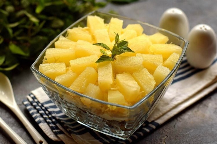 Слоеный салат с ананасом и маринованными шампиньонами