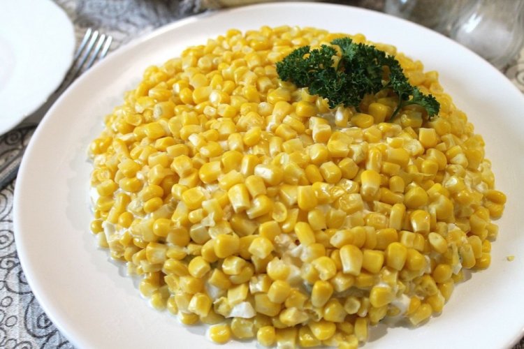 Слоеный салат с курицей, ананасом и кукурузой