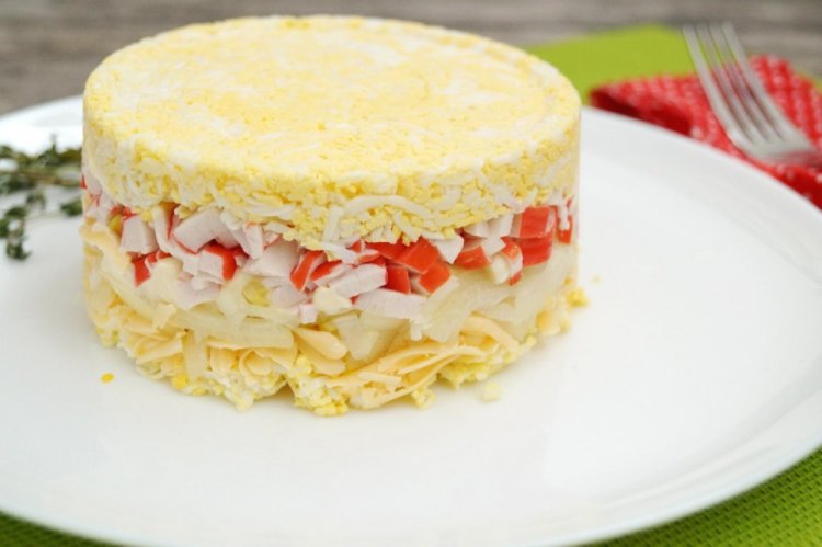 Слоеный салат с крабовыми палочками и ананасом