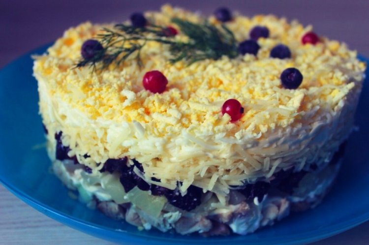 Слоеный салат с ананасом и черносливом