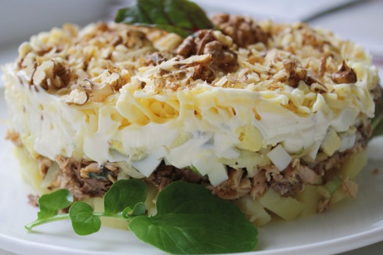 Слоеный салат с ананасом и грецкими орехами