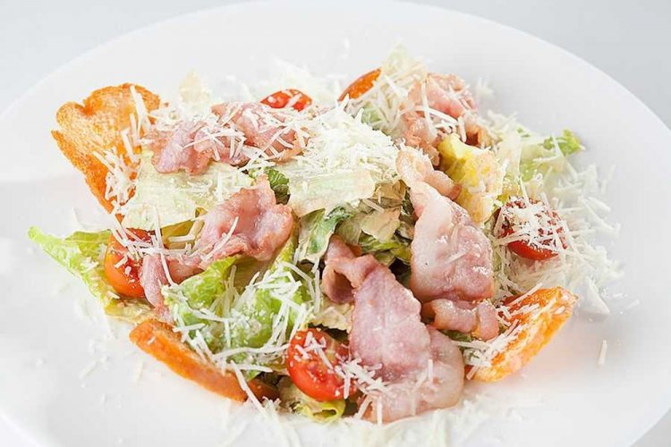 Салат с беконом, редиской и сыром