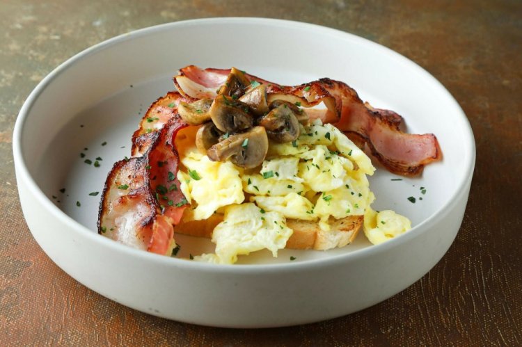 Тосты с беконом и яичным скрэмблом