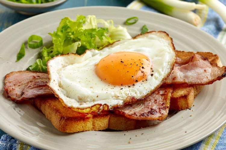 Тосты с беконом и яйцом