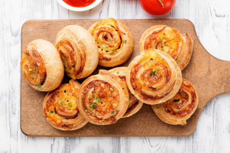 Слоеные завитки с беконом