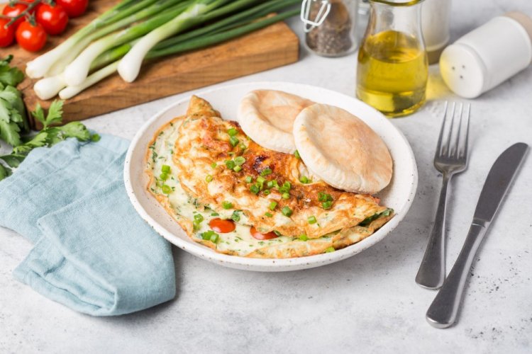 Омлет с беконом и помидорами