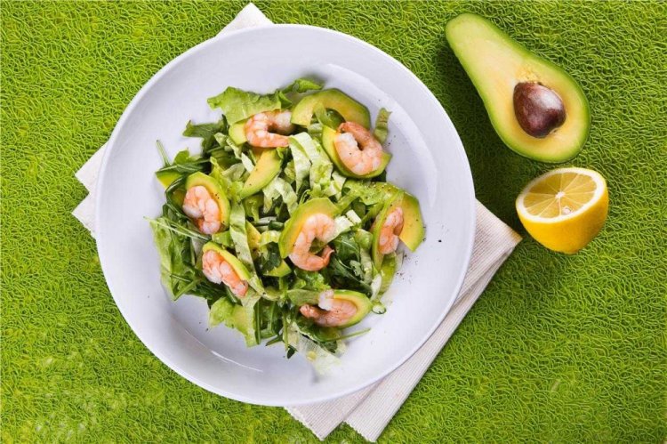 Салат с креветками, авокадо и пекинской капустой