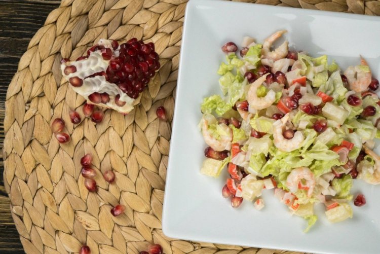 Салат с креветками, пекинской капустой и гранатом