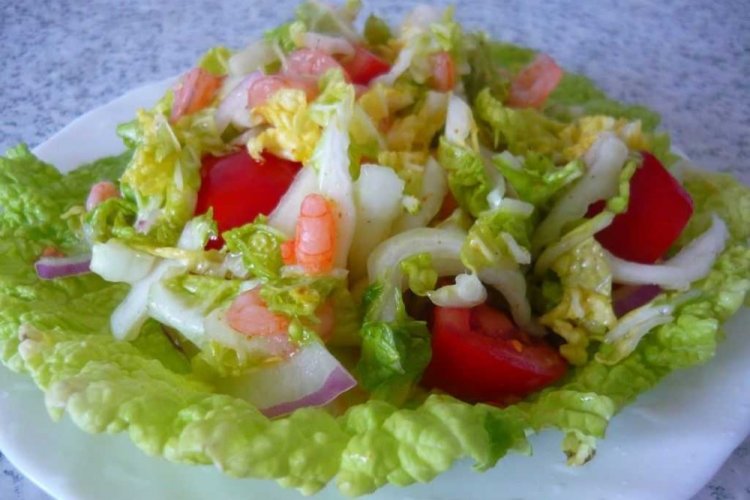 Салат с креветками, пекинской капустой и помидорами черри