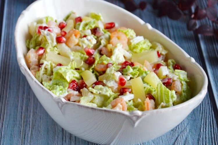 Салат с креветками, ананасами и пекинской капустой