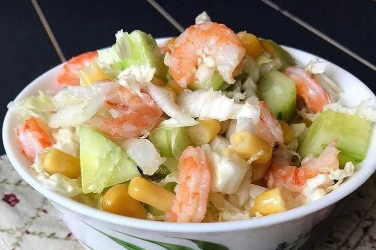 Салат с креветками, кукурузой и пекинской капустой