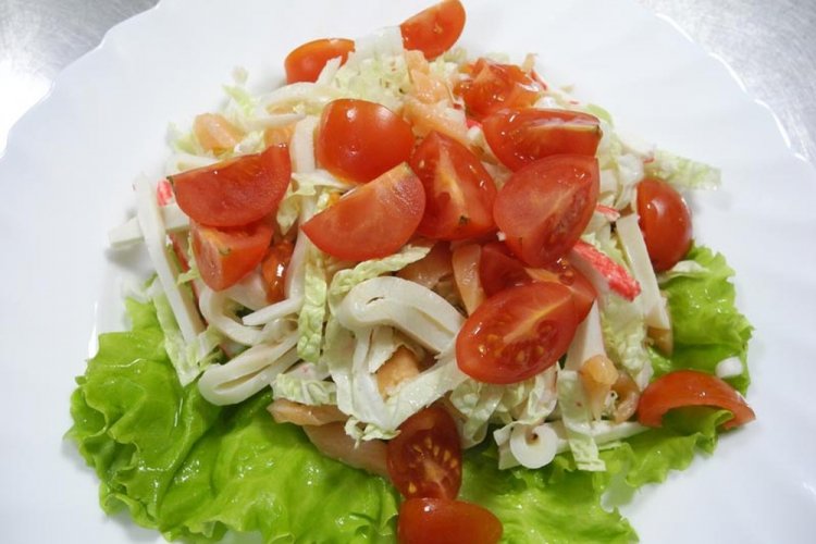 Салат с креветками, консервированными кальмарами и пекинской капустой