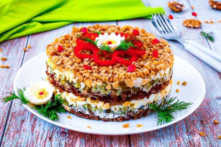 Слоеный салат с говядиной и киви