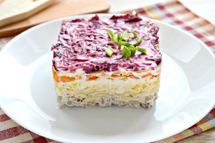 Слоеный салат с говядиной и свеклой