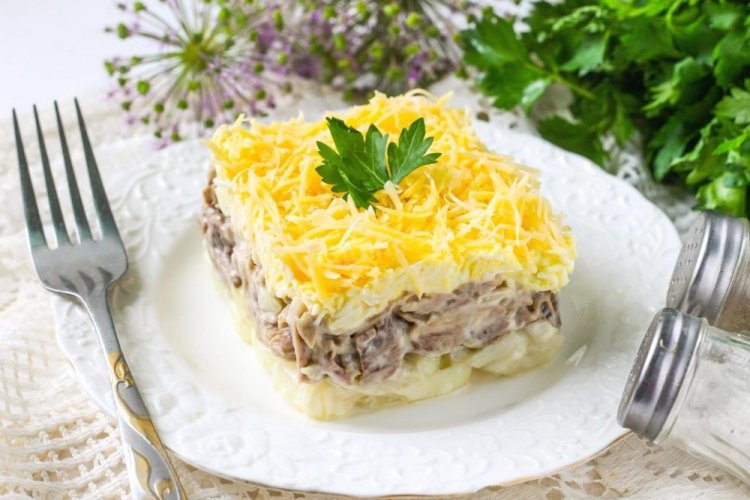 Слоеный салат с говядиной и сыром