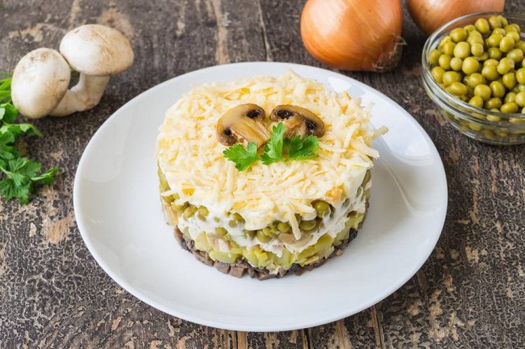 Слоеный салат с говядиной и зеленым горошком