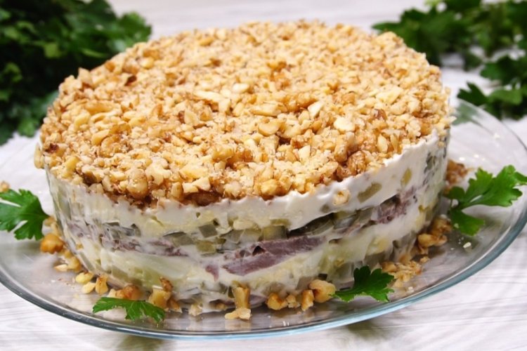 Слоеный салат с говядиной, картошкой и яйцами