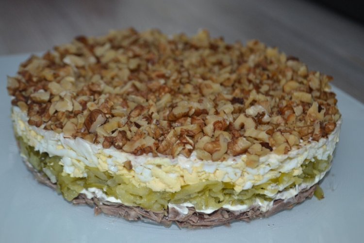 Слоеный салат с говядиной, грецкими орехами и маринованными огурцами