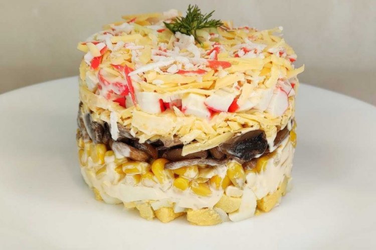 Слоеный салат с крабовыми палочками и маринованными шампиньонами