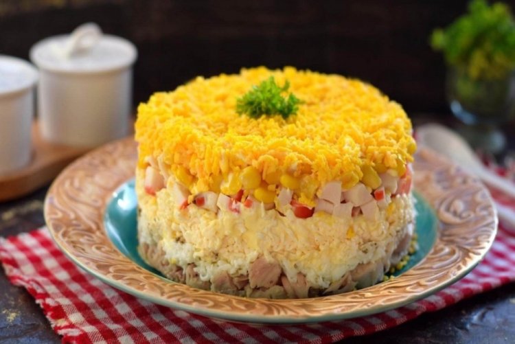Слоеный салат с крабовыми палочками и курицей