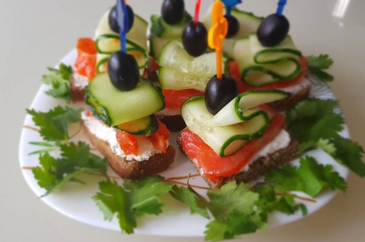 Канапе с красной рыбой, брынзой и маслинами