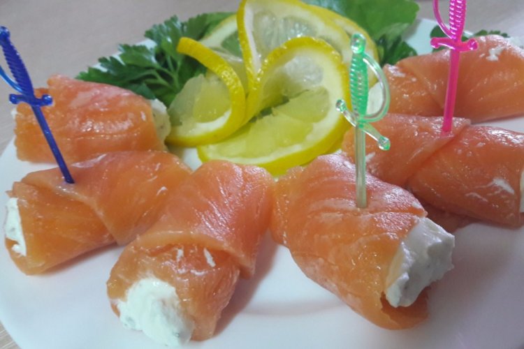 Канапе с рулетиками из красной рыбы