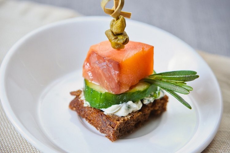 Канапе с красной рыбой и маринованным имбирем