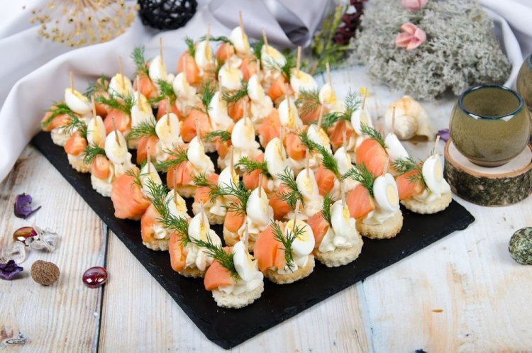 Канапе с красной рыбой и перепелиными яйцами