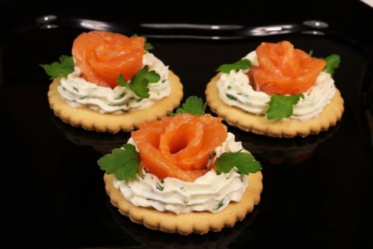 Канапе с красной рыбой на крекерах