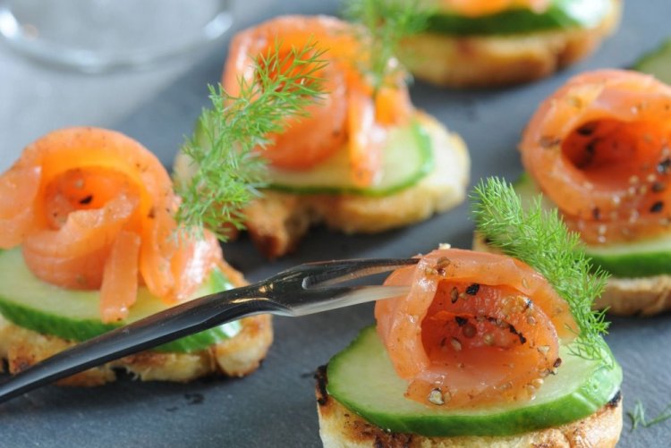 Канапе с красной рыбой и кукурузой