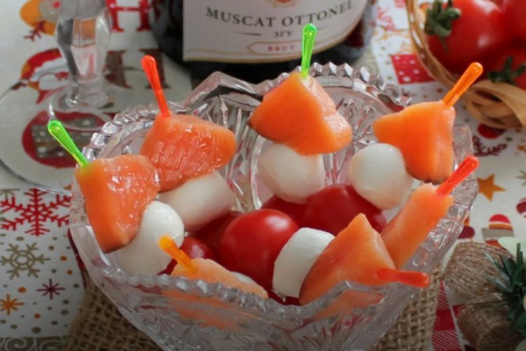 Канапе с красной рыбой и моцареллой
