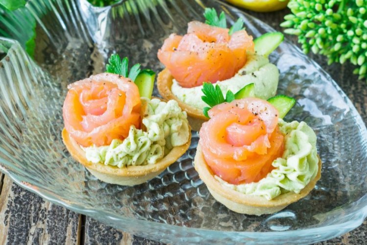Тарталетки с авокадо, творожным сыром и красной рыбой
