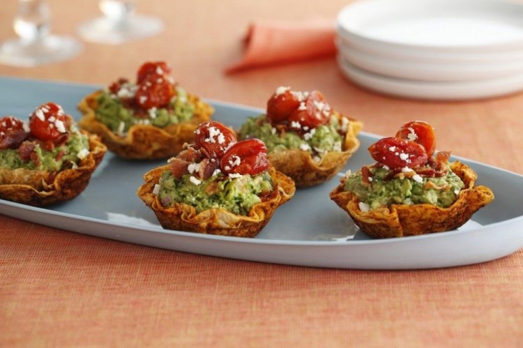 Тарталетки с авокадо и вялеными томатами