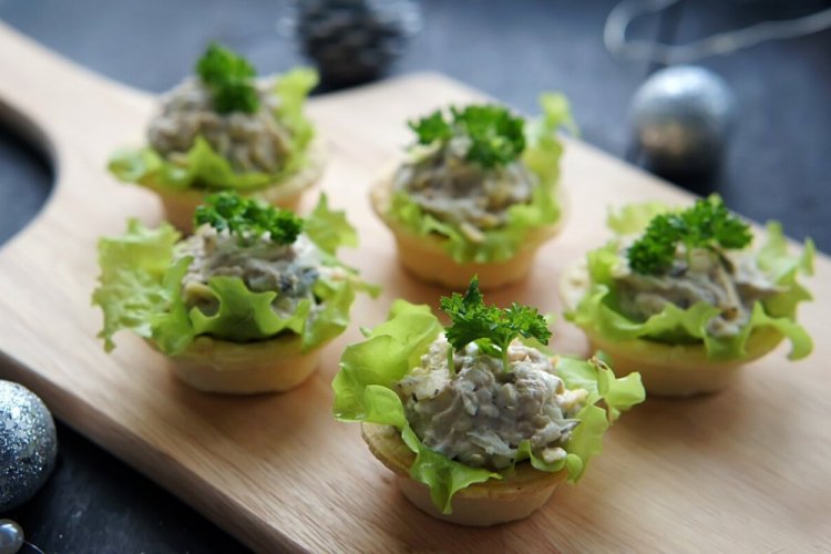 Тарталетки с авокадо и тунцом