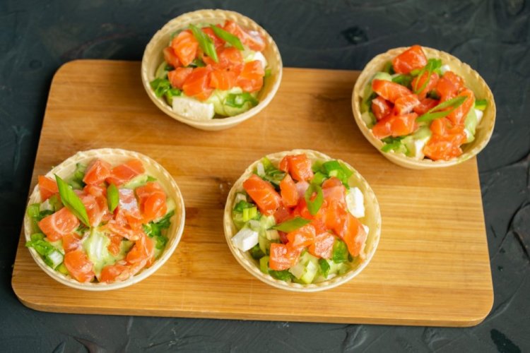 Тарталетки с авокадо и горбушей