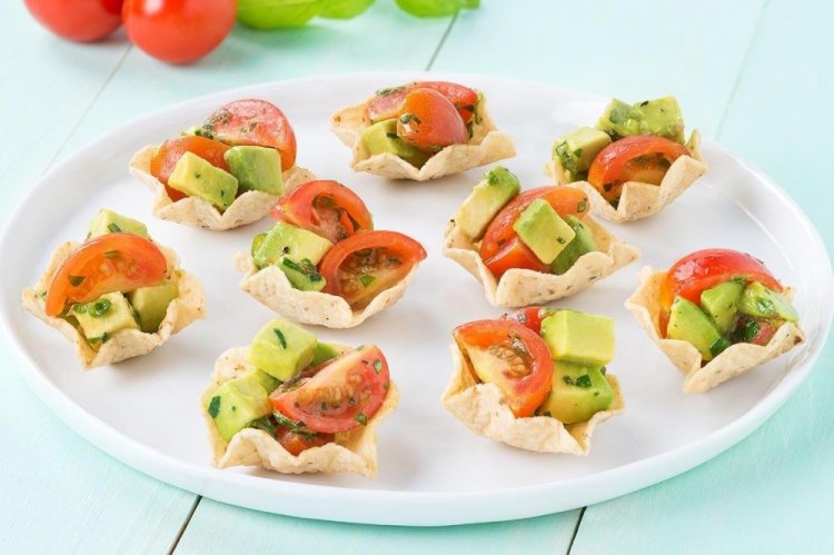 Тарталетки с авокадо и помидорами