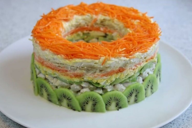 Слоеный салат с корейской морковью и киви