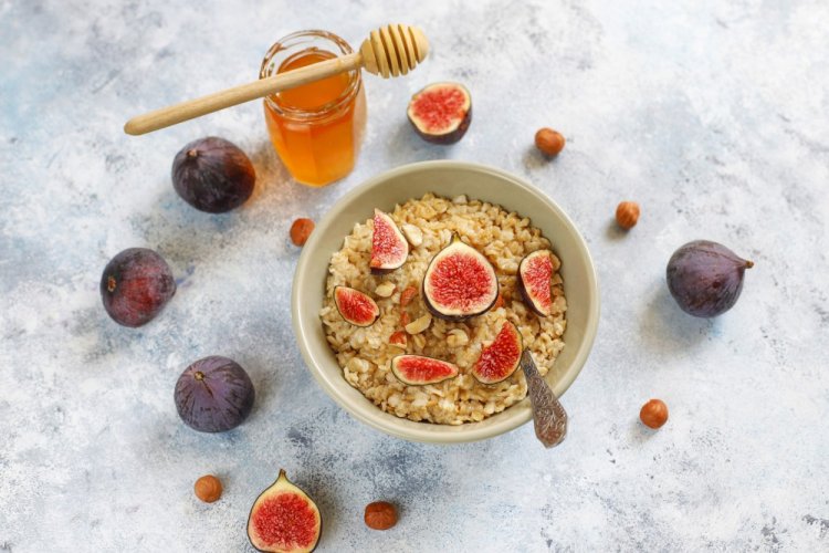 Овсяная каша с кэробом и инжиром