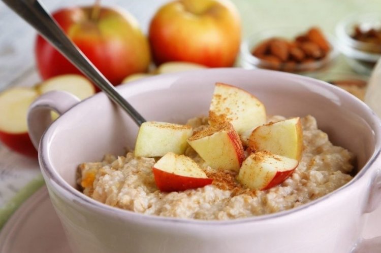 Овсяная каша с яблоками