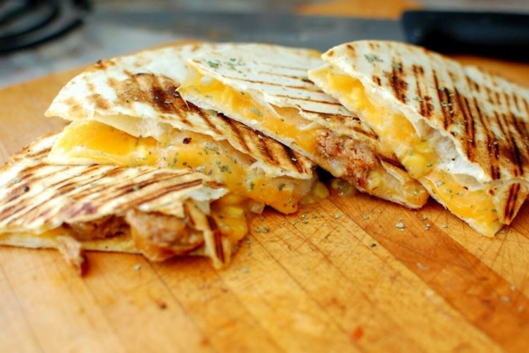 Тортилья с курицей и сыром