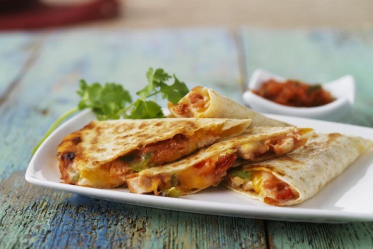 Тортилья с курицей и моцареллой