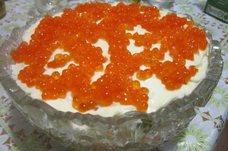 Слоеный салат с креветками и красной икрой